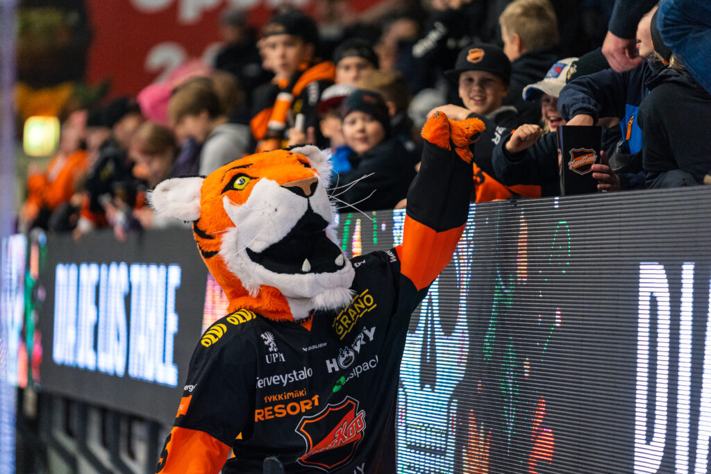 KooKoon maskotti, kuvituskuva KooKoon ja Groweon asiakastarinaan.